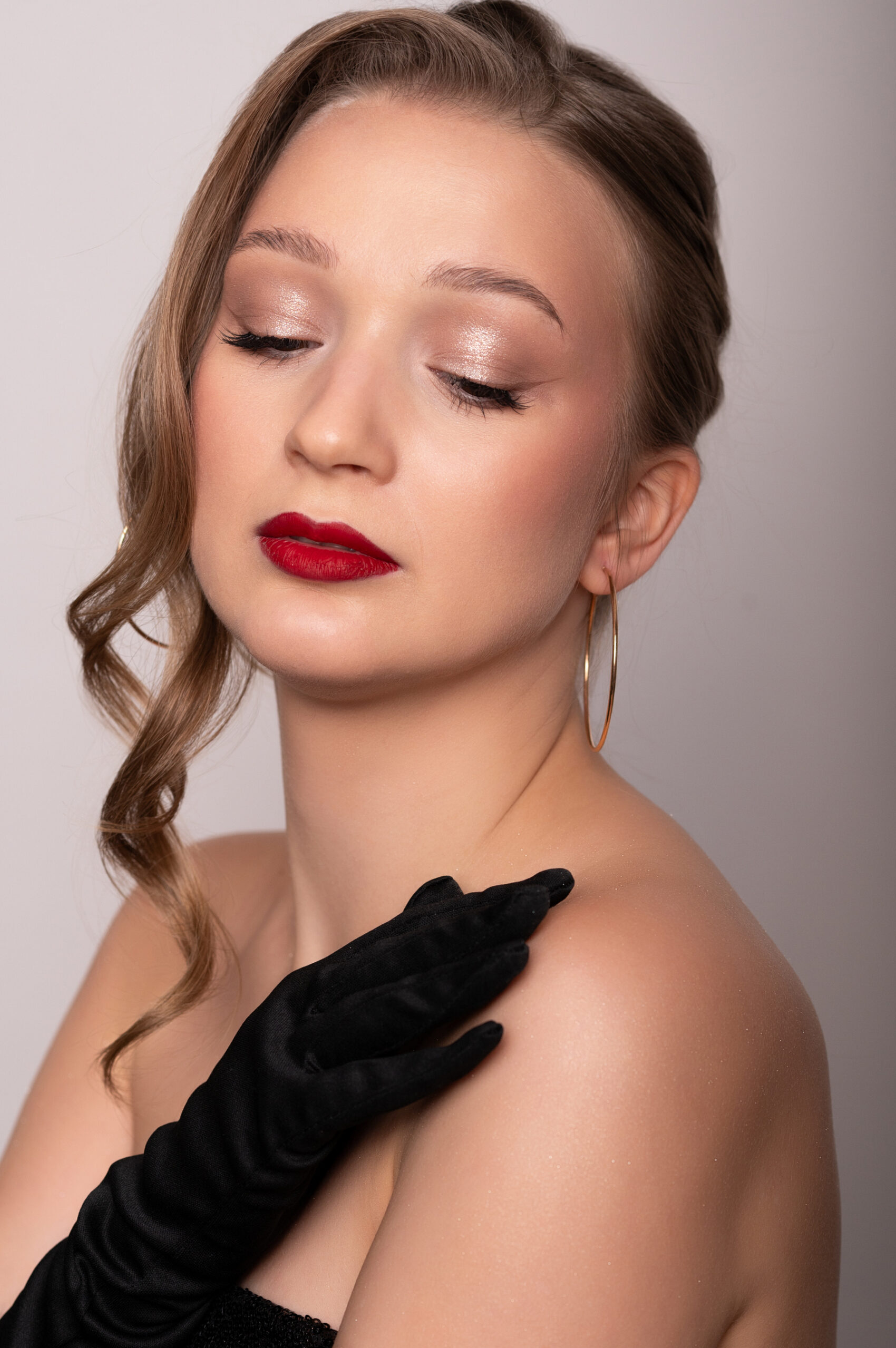 piękna kobieta, makijaż wieczorowy, fryzura, loki, czerwone usta, red lips, glow makeup, rozświetlony makijaż